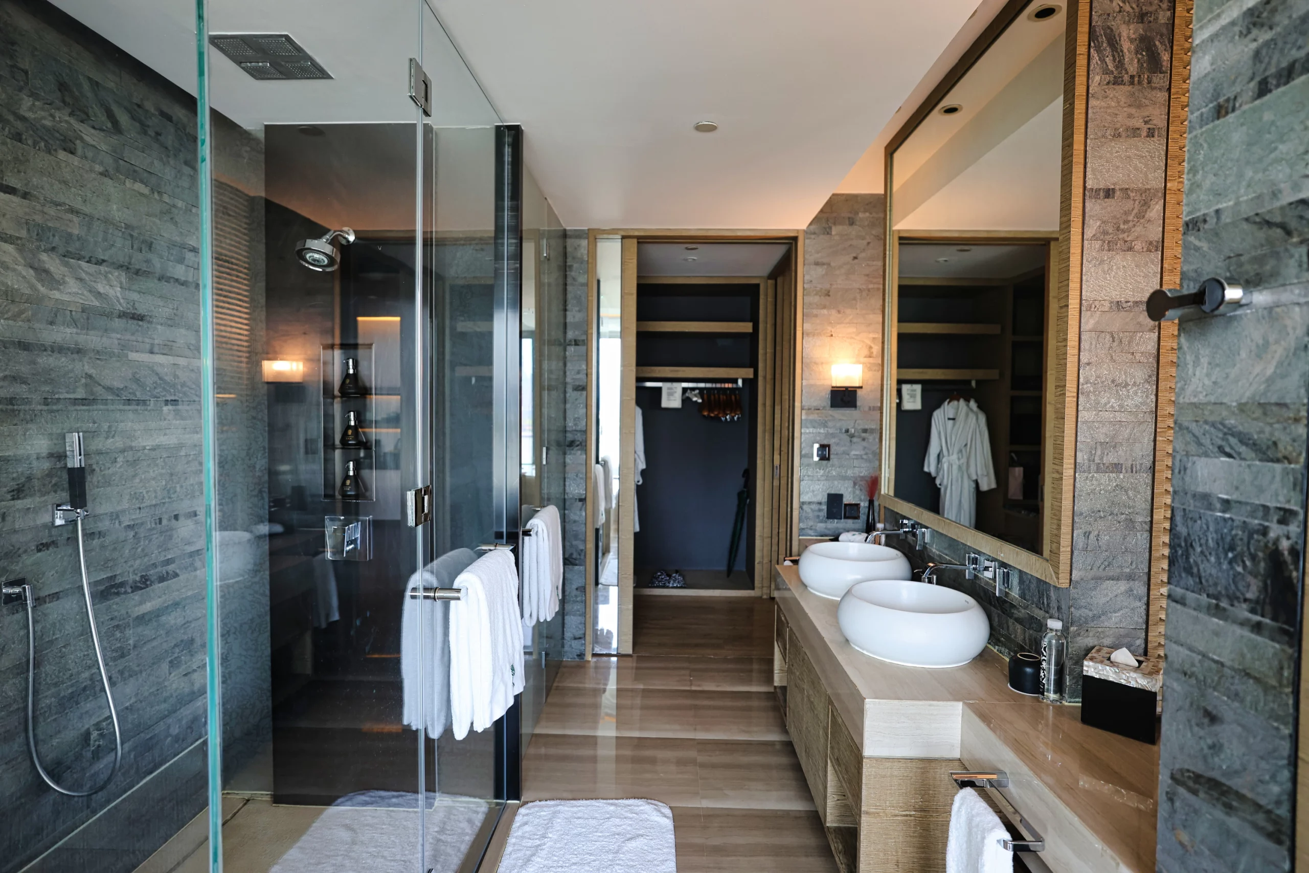 Double vanity sinks in a spacious hotel bathroom