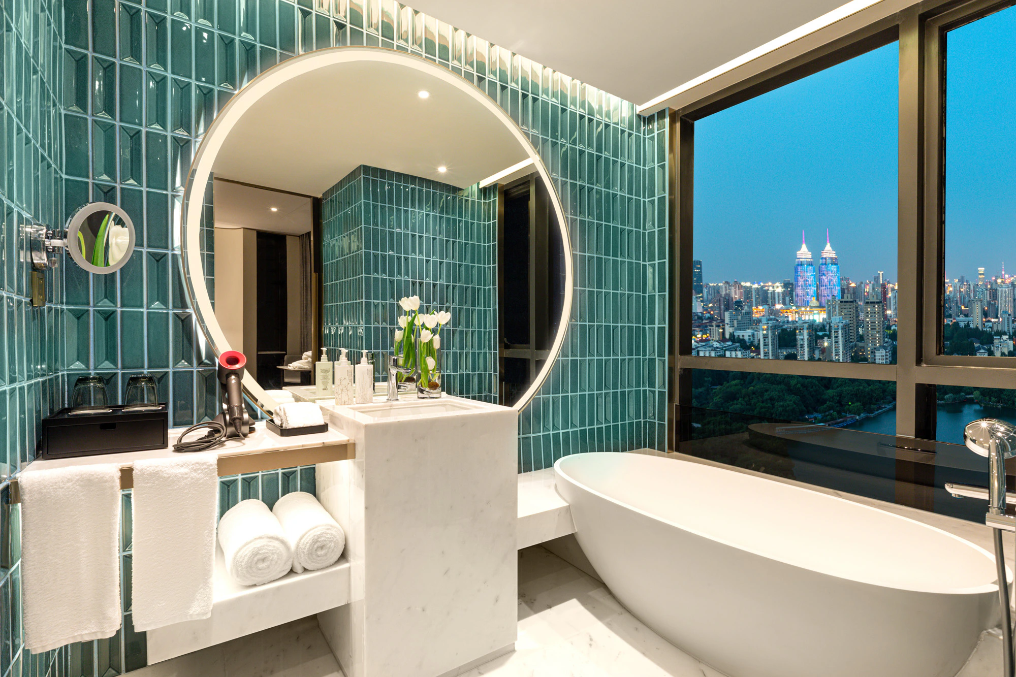 Deluxe guest room at HUALUXE Changfeng Park