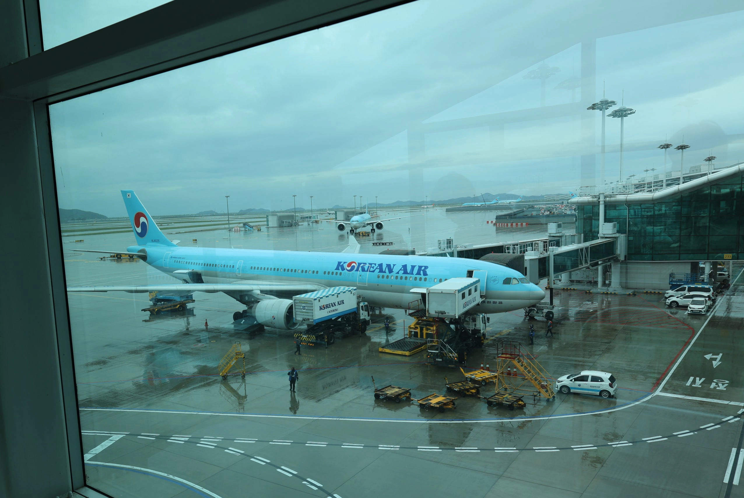 Korean Air B777-200ER at the gate