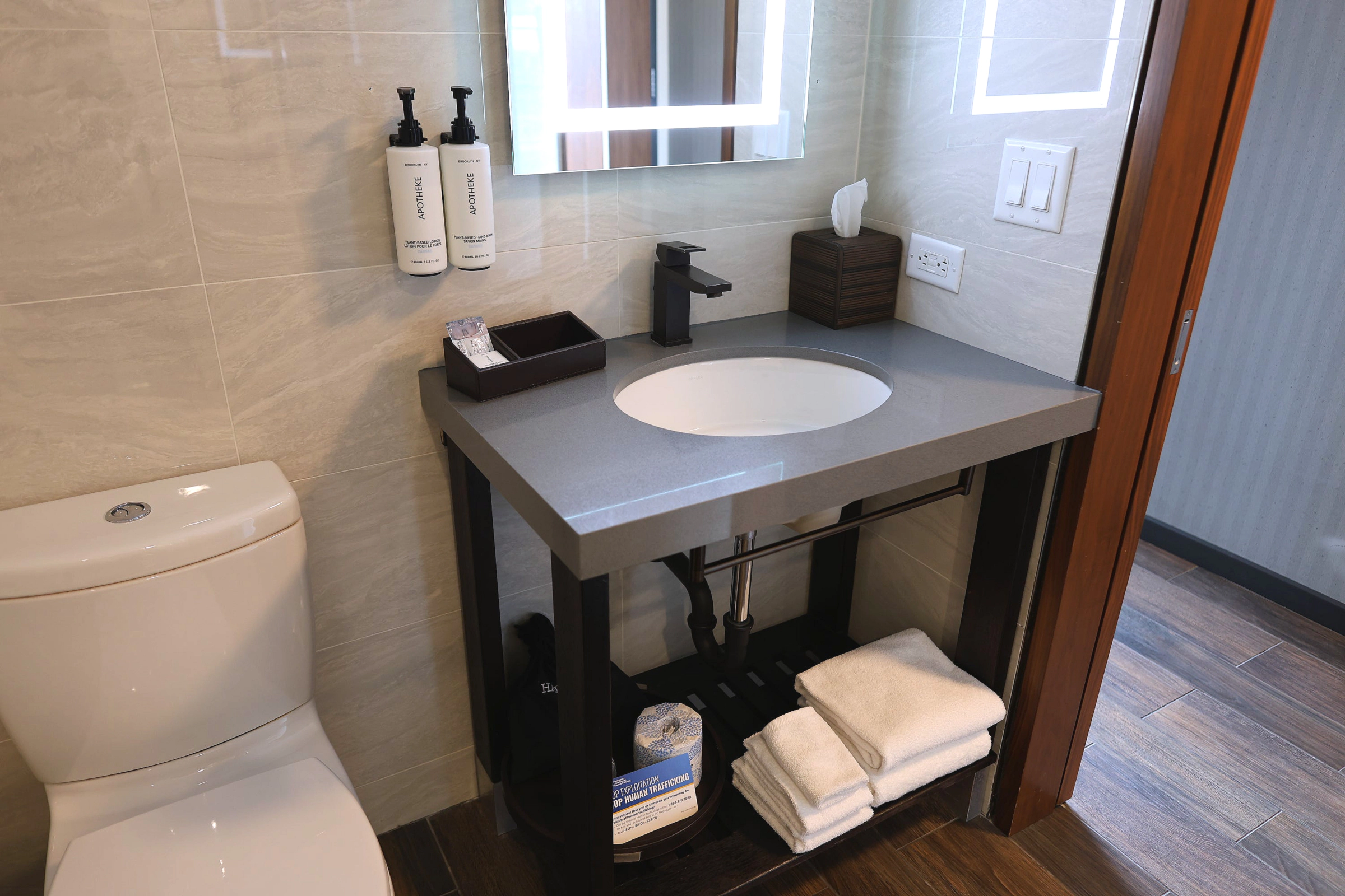 Two bathrooms with Grohe fittings in the suite