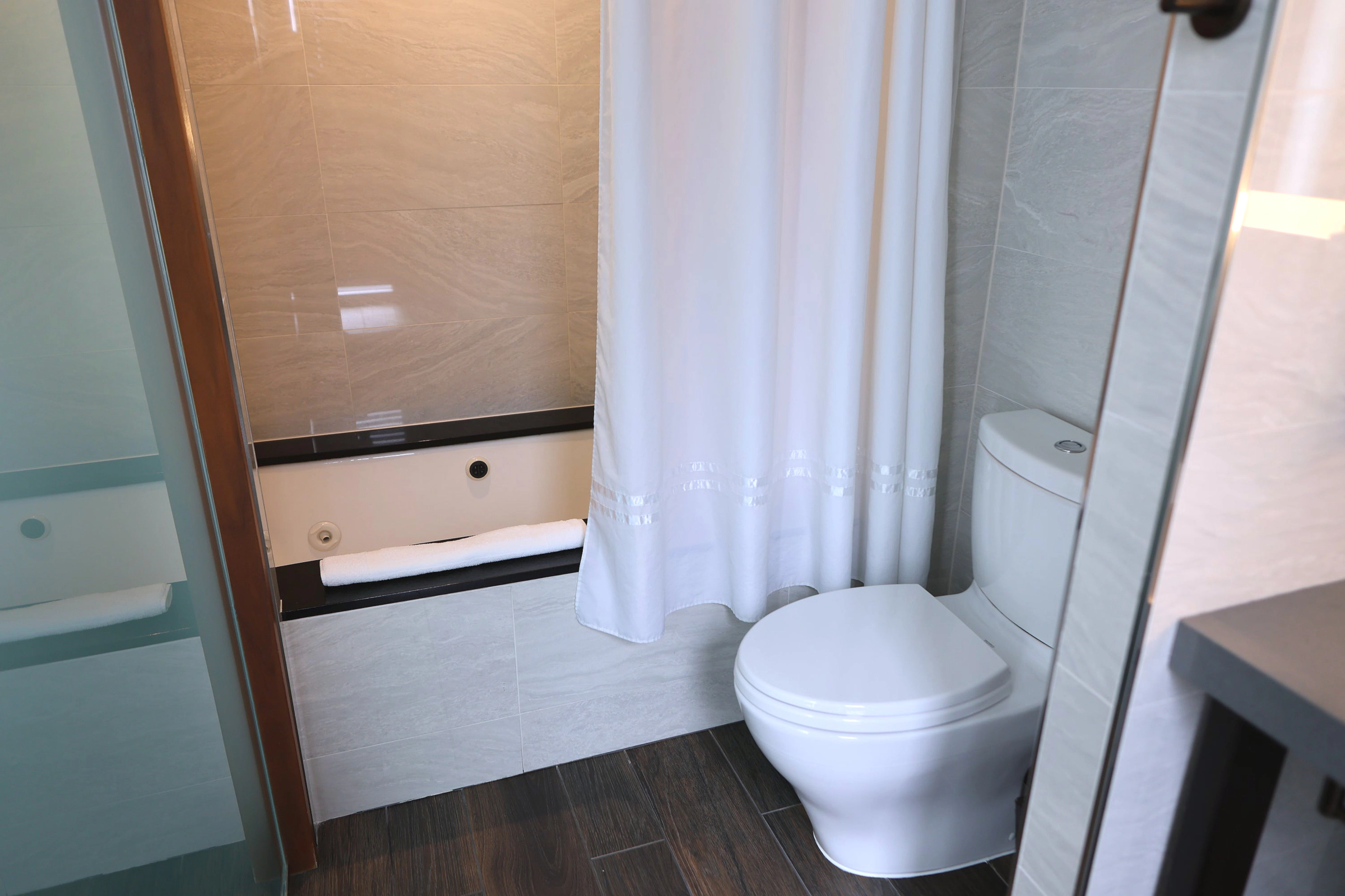 Bathtub in the suite bathroom