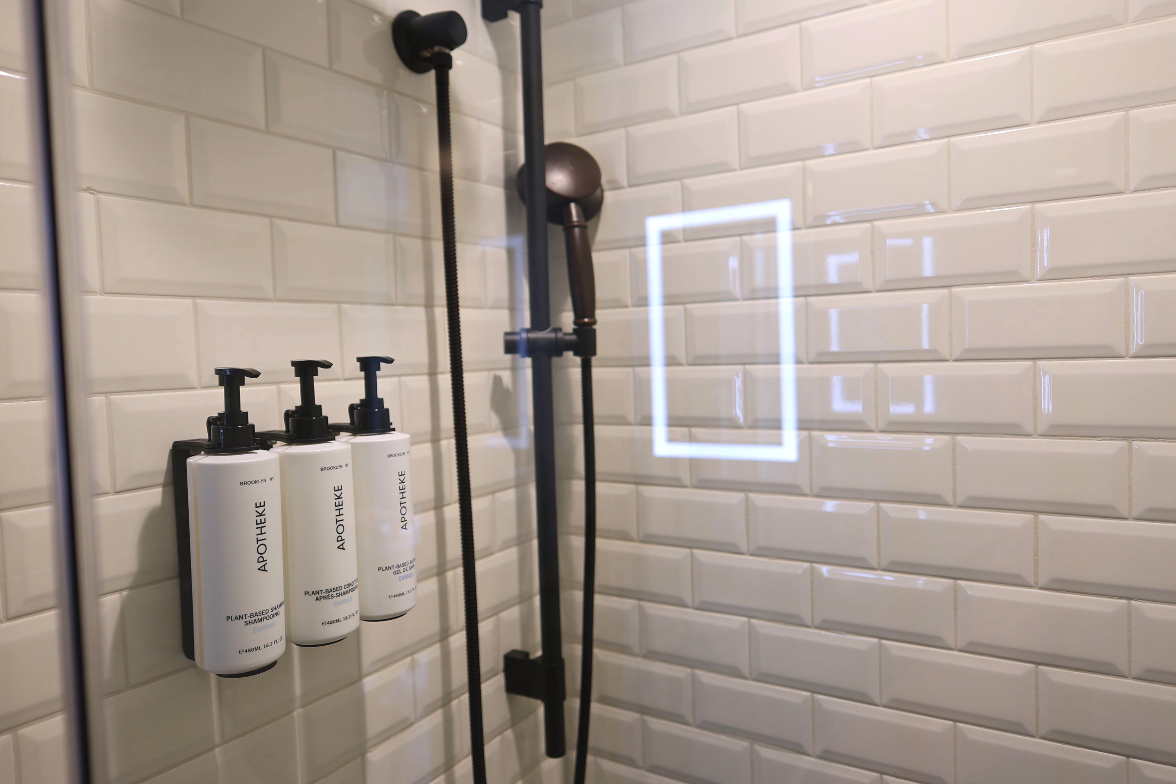 Two bathrooms with Grohe fittings in the suite