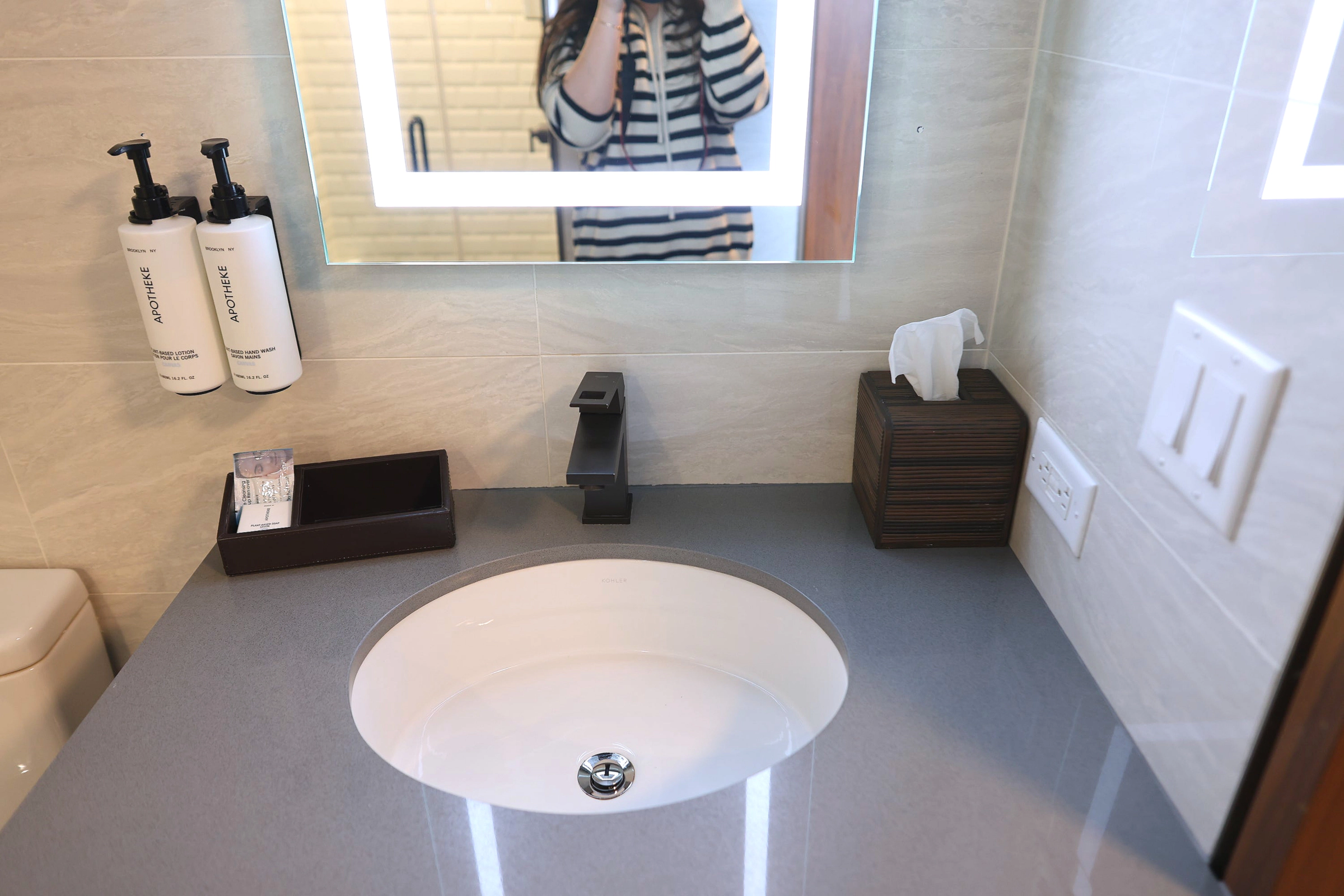 Two bathrooms with Grohe fittings in the suite