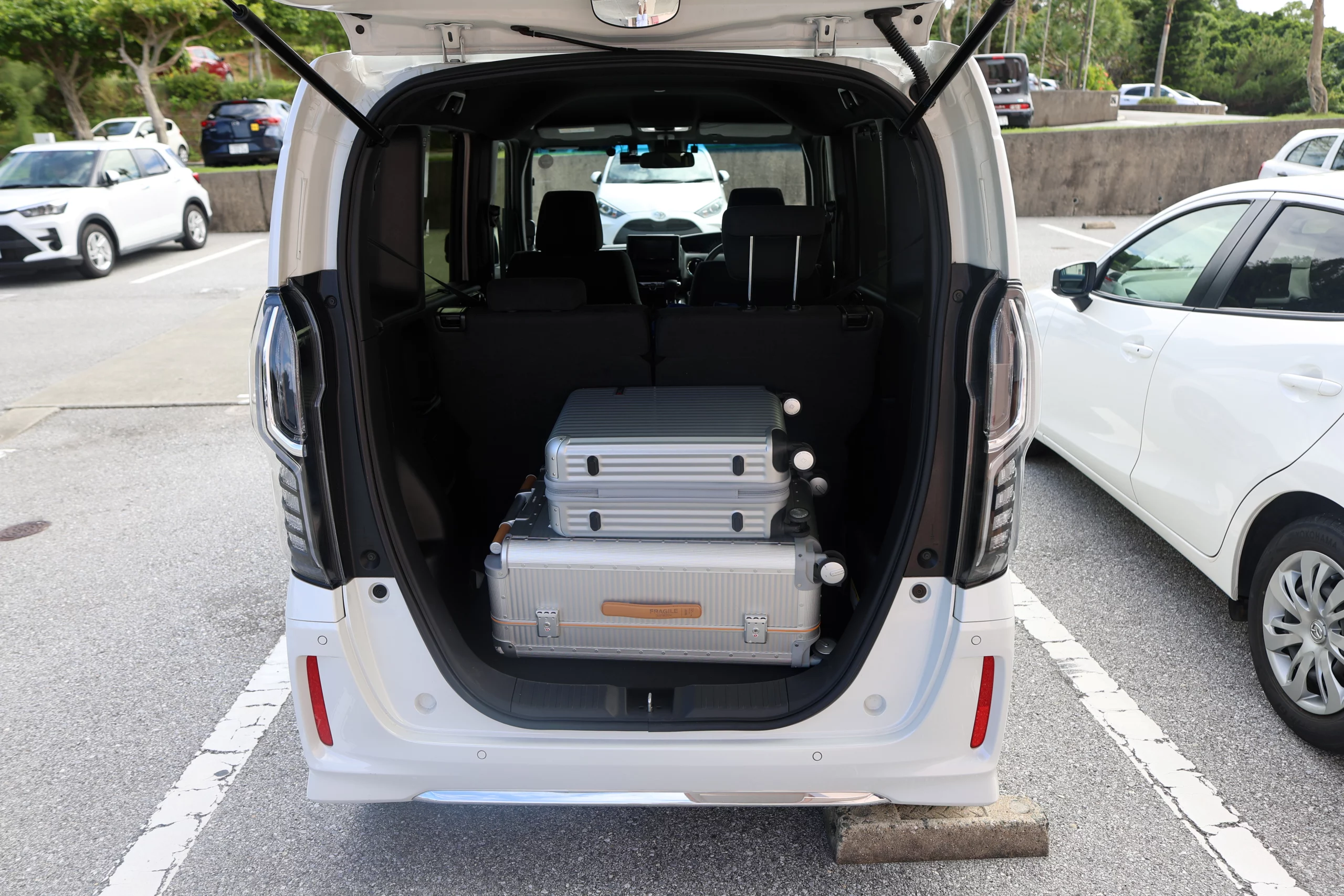 N-Box trunk with luggage