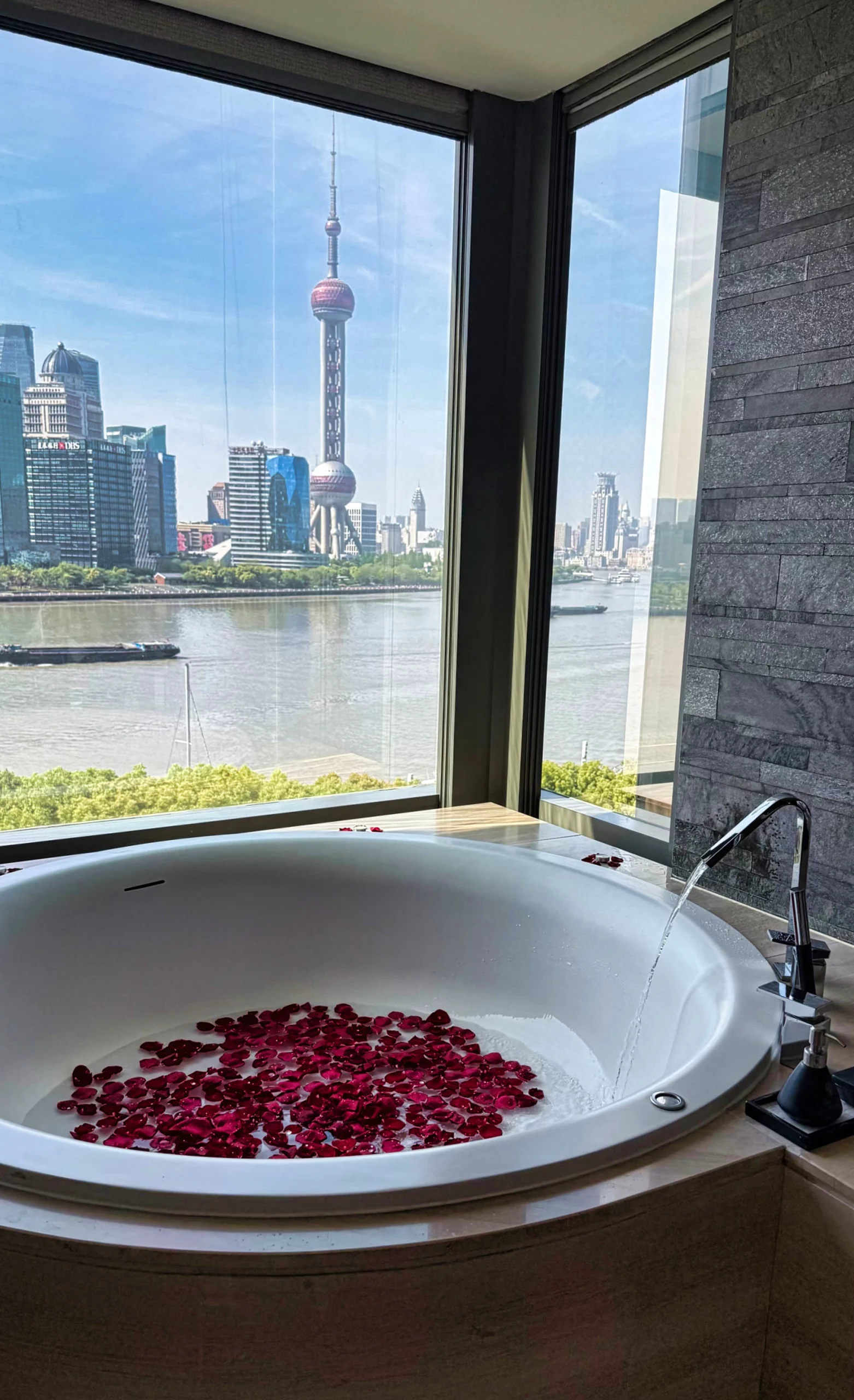 Large bathtub offering stunning city night views