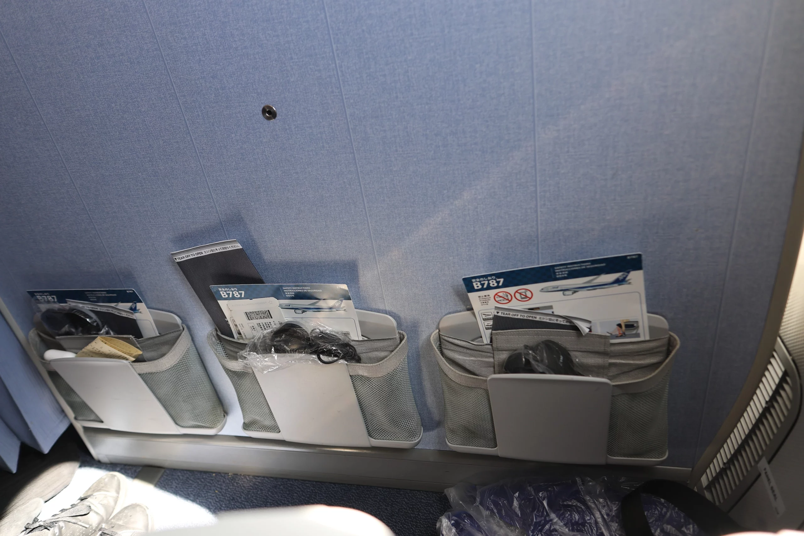 Bulkhead seat with extra legroom