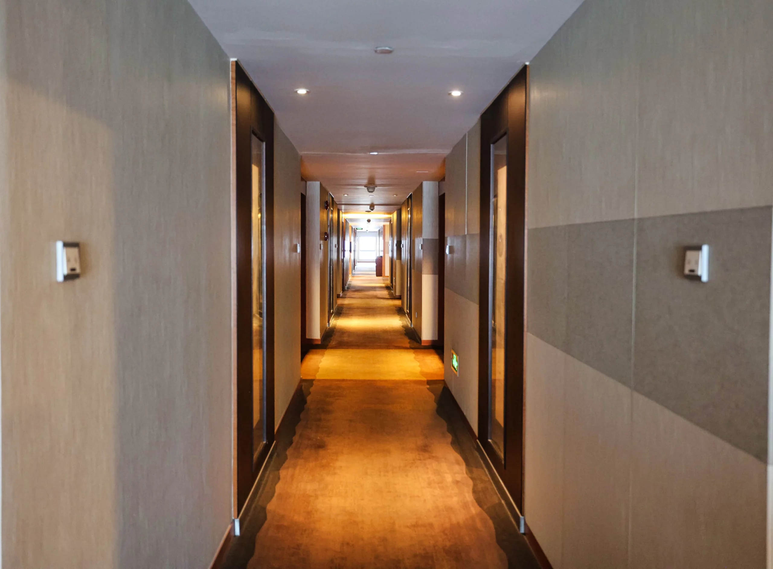 Hotel hallway with carpeted floor