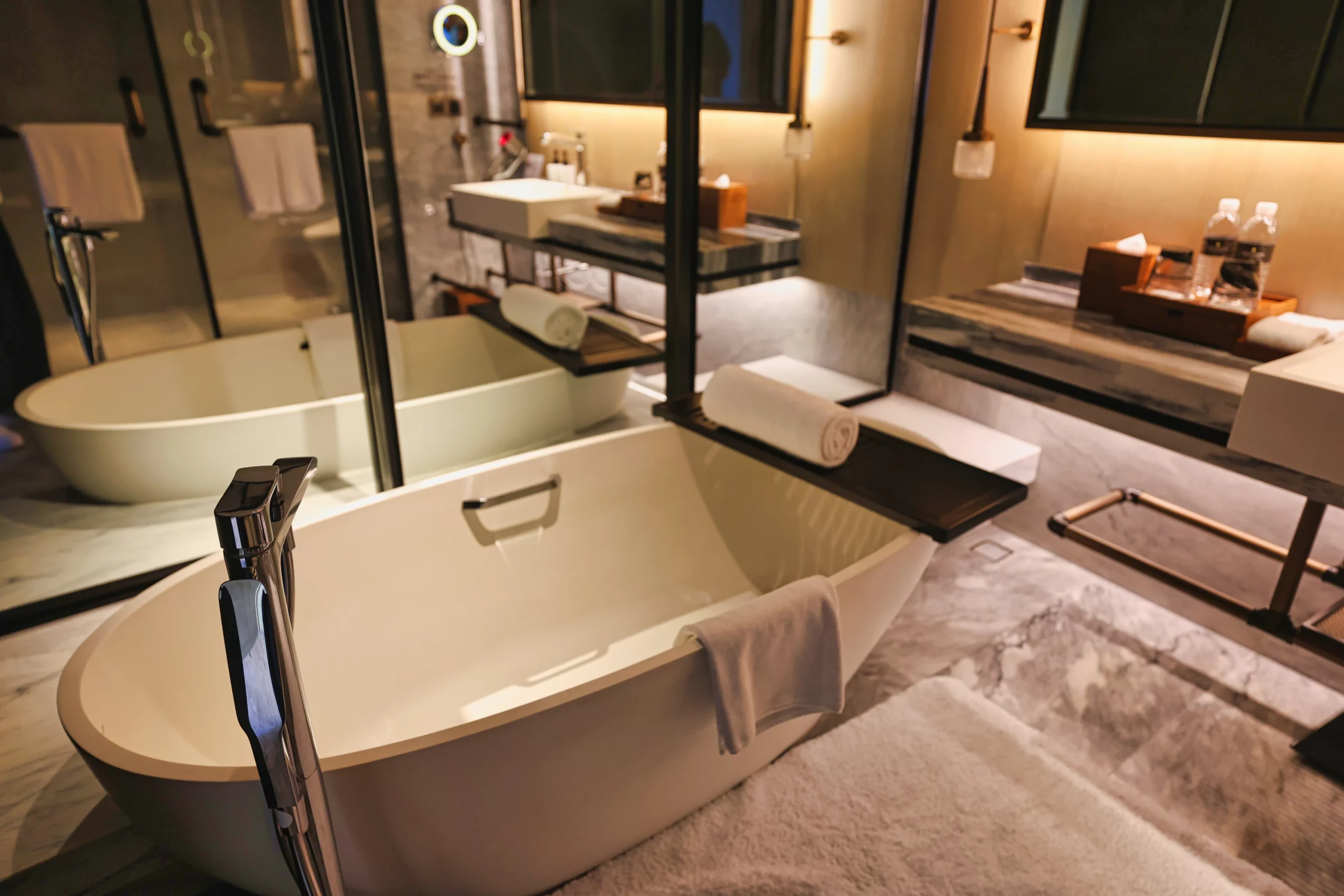 Modern and spacious luxury hotel bathroom.