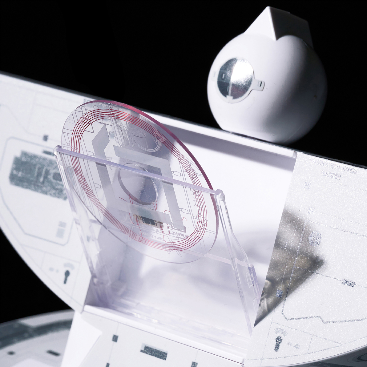 《WHITE 白》張遠2025全新個人實體專輯設計-1