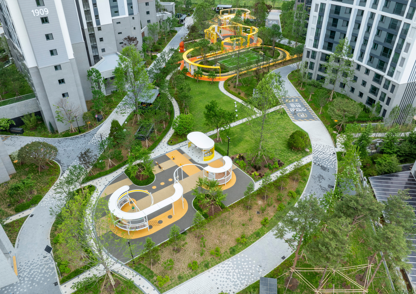 THE GOLDEN THREAD: Weaving Generations and Spaces-4