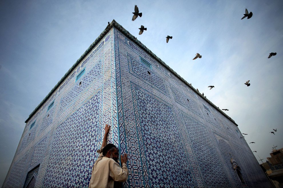 Aaron Huey, Sufi shrine in the city of Multan, Pakistan