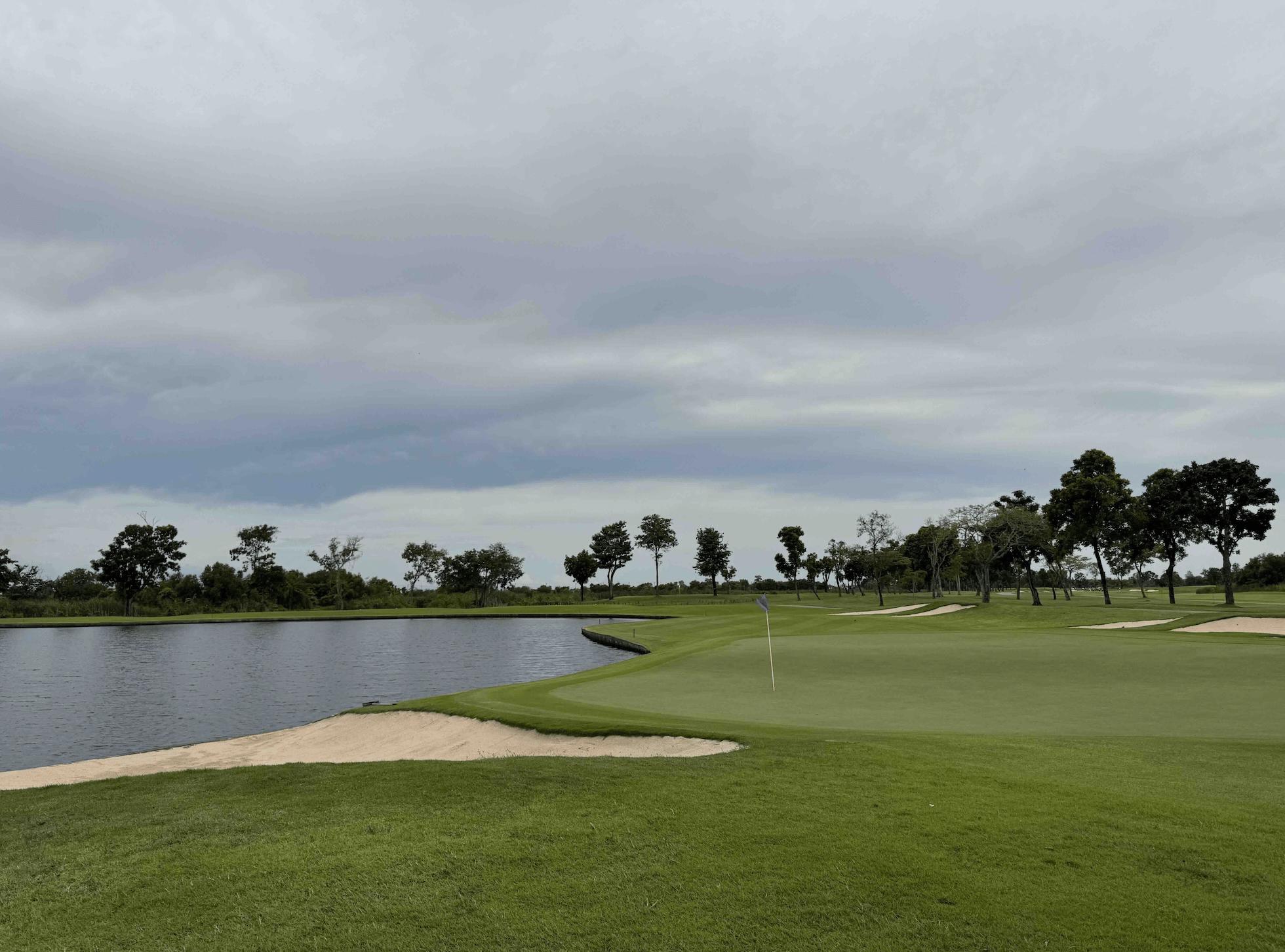 Thera Siricharoen   golf review photo at Phoenix Gold Golf Bangkok, Thailand