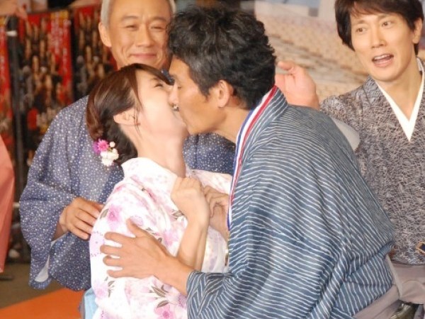 深田恭子出席電影宣傳活動竟當眾遭男星 強吻