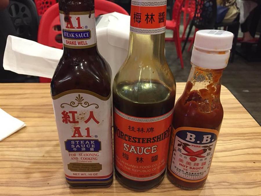網友們吃牛排慣用的醬汁不外乎是這幾種。（圖／摘自臉書《爆廢公社》）