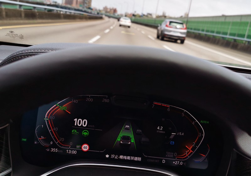 ▲BMW創新科技最大亮點的Personal CoPilot智慧駕駛輔助科技,這套系統除了可偵測緊急狀況、發出預警提示之外,還能夠及時主動介入對於車輛的掌控。而Personal CoPilot包含了:車道偏離警示、盲點偵測警示、前後方車流警示系統、主動車道維持輔助、主動車距定速控制系統、主動防撞輔助系統與行人偵測、車側防撞輔助、閃避轉向輔助、路口車流防撞輔助等完善齊全的智慧駕駛輔助科技。