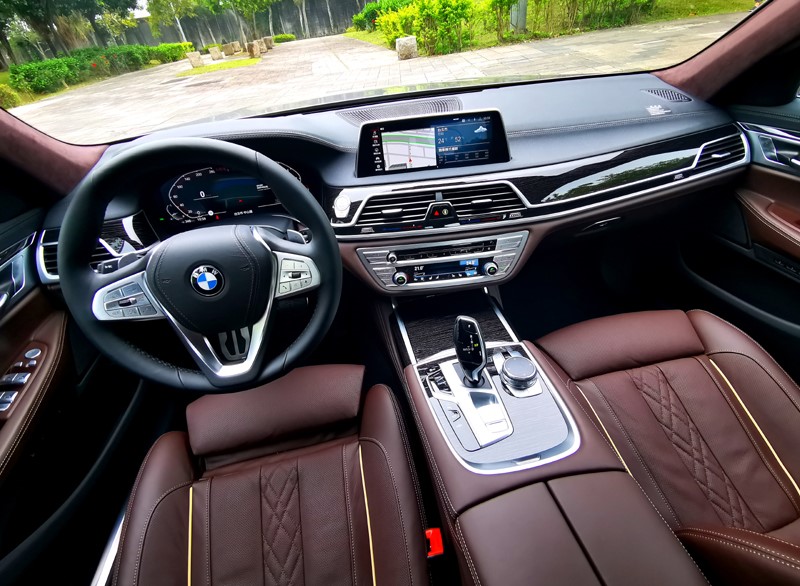 ▲BMW 7系列Edition M的車艙則以BMW Individual Alcantara麂皮車內頂篷、Fine-line黑色高光澤木紋飾板、以及Pure Excellence內裝木飾板點綴(涵蓋後座置杯架、車頂把手、後座安全帶出口)等升級配件襯托下,賦予其與眾不同的動感豪華氣息
