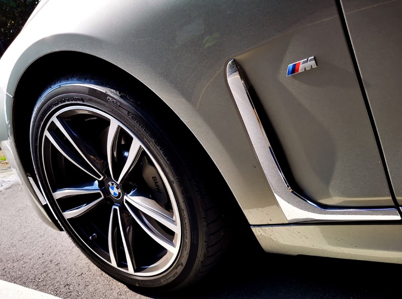 ▲BMW 730i Edition M外觀部分全面升級M Sport專屬空力套件、19吋M款專屬雙輻式輪圈(前245/45R19、後275/40R19配胎)、M字樣車側銘牌等運動化配件。