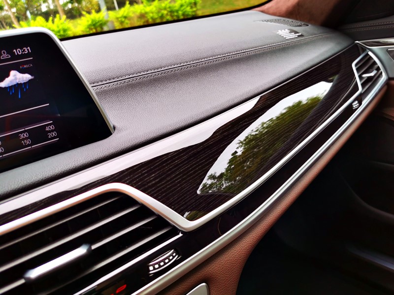 ▲BMW 7系列Edition M的車艙則以BMW Individual Alcantara麂皮車內頂篷、Fine-line黑色高光澤木紋飾板、以及Pure Excellence內裝木飾板點綴(涵蓋後座置杯架、車頂把手、後座安全帶出口)等升級配件襯托下,賦予其與眾不同的動感豪華氣息。