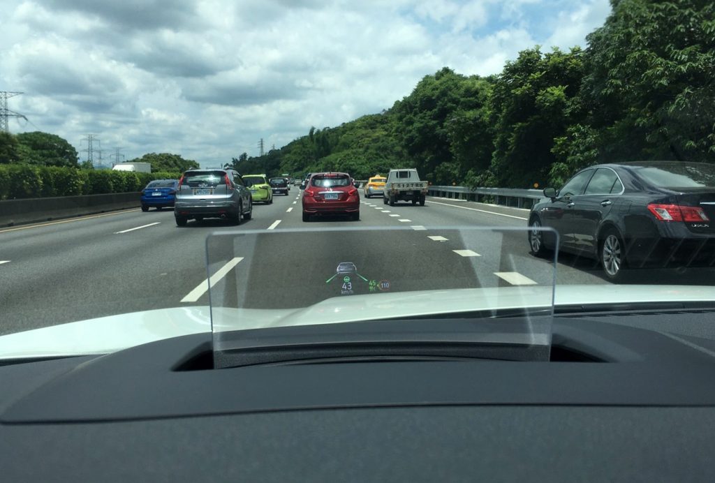 HUD 抬頭顯示器提供重要行車資訊，可讓駕駛者視線更集中專注。(品牌提供)