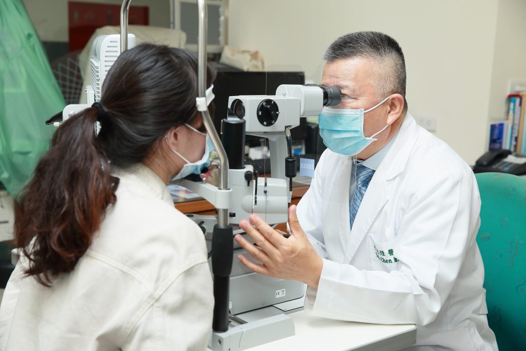 ▲近視雷射術後的眼睛保養依然重要，若用眼習慣不佳，過度使用3C產品，度數仍然有回彈的可能。 /圖微笑眼科提供