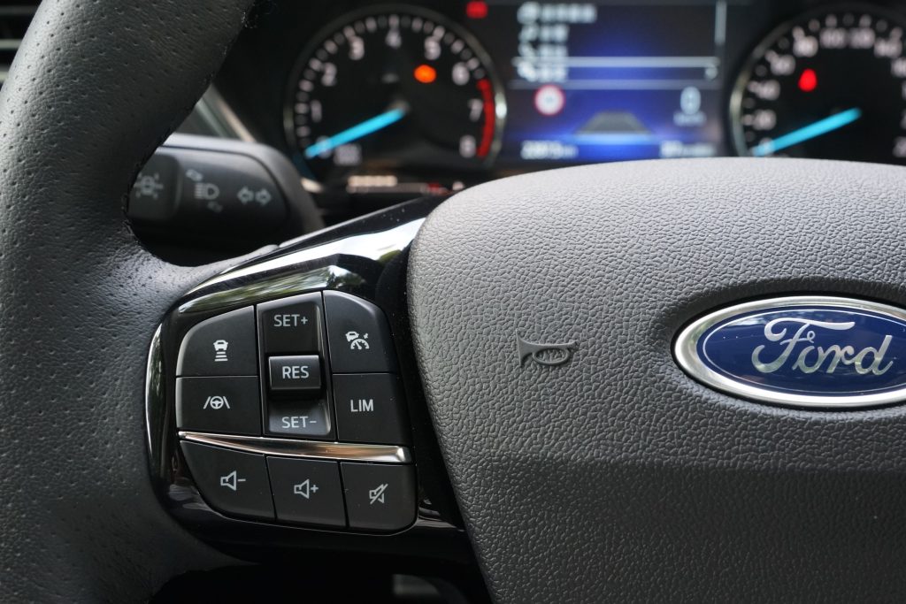 Kuga EcoBoost 180旗艦型搭載的Co-Pilot360智駕科技輔助增加iACC功能，結合TSR道路標識識別輔助與導航，可自動調整定速至該路段速限，避免不慎超速。此外，還包括AEB全速域輔助煞停、BLIS盲點偵測、LDW車道偏移警示、LKA車道偏移輔助系統、ESA閃避轉向輔助系統及PIB二次碰撞預煞輔助系統等。(品牌提供)