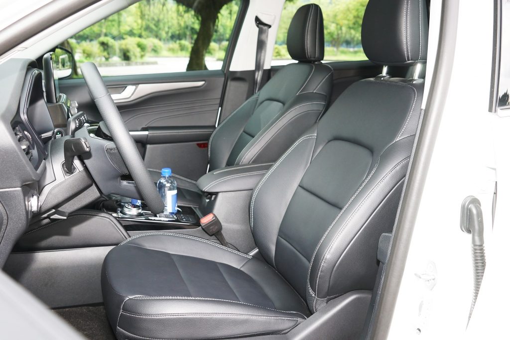 New Kuga EcoBoost 180旗艦型搭載真皮人因座椅，配合駕駛座8向電調座椅，便於調整出最佳坐姿，旅行時的舒適與支撐度就靠它啦！(品牌提供)