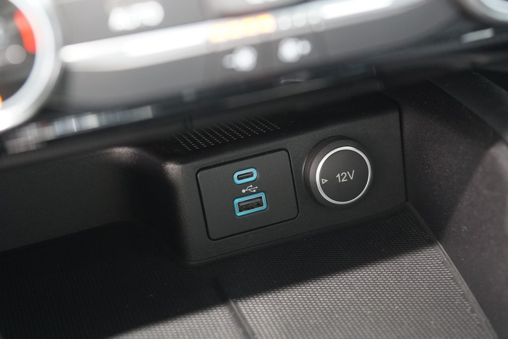 全車系標配的8吋懸浮式全彩LCD觸控螢幕，可支援Apple CarPlay及Android Auto系統，下方USB連接阜則提供最新的Type-C。(品牌提供)