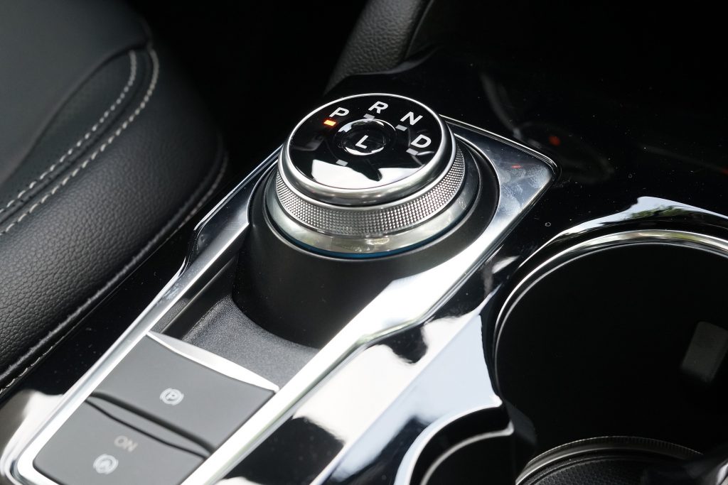 電子旋鈕式排檔設計讓介面更簡約，再加上電子手煞車Auto Hold電子駐車功能，都讓座艙空間更大更清爽。(品牌提供)