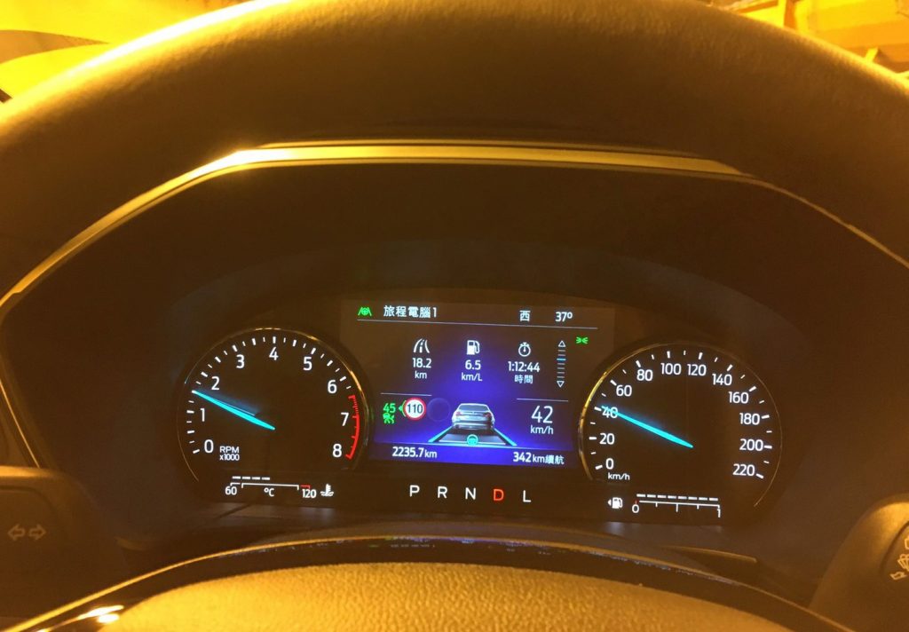 Kuga EcoBoost 180旗艦型搭載的Co-Pilot360智駕科技輔助增加iACC功能，結合TSR道路標識識別輔助與導航，可自動調整定速至該路段速限，避免不慎超速。此外，還包括AEB全速域輔助煞停、BLIS盲點偵測、LDW車道偏移警示、LKA車道偏移輔助系統、ESA閃避轉向輔助系統及PIB二次碰撞預煞輔助系統等。(品牌提供)
