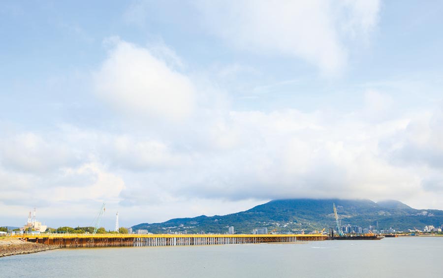 ▲淡江大橋等重大建設的完工,將使淡海新巿鎮聯結雙北生活圈交通時間,有望由1小時左右大幅縮短為30分鐘。(張鎧乙攝)