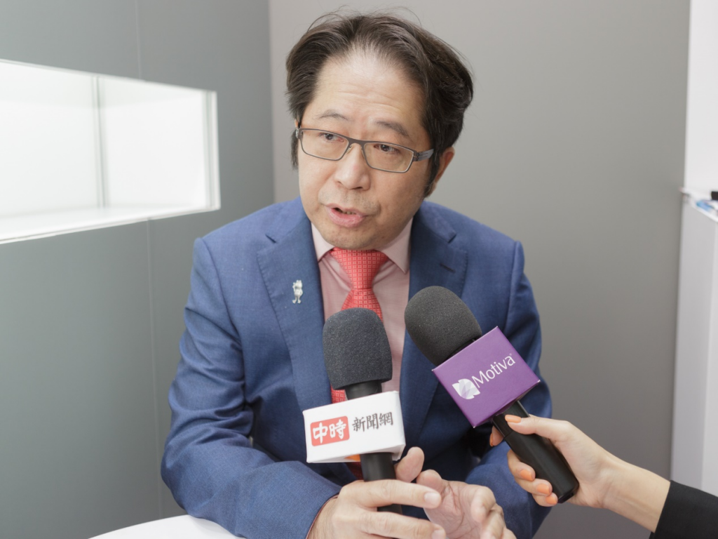 莊家榮醫師針對女性在進行胸部整形時會顧慮的問題點，進行說明。/中時新聞網攝