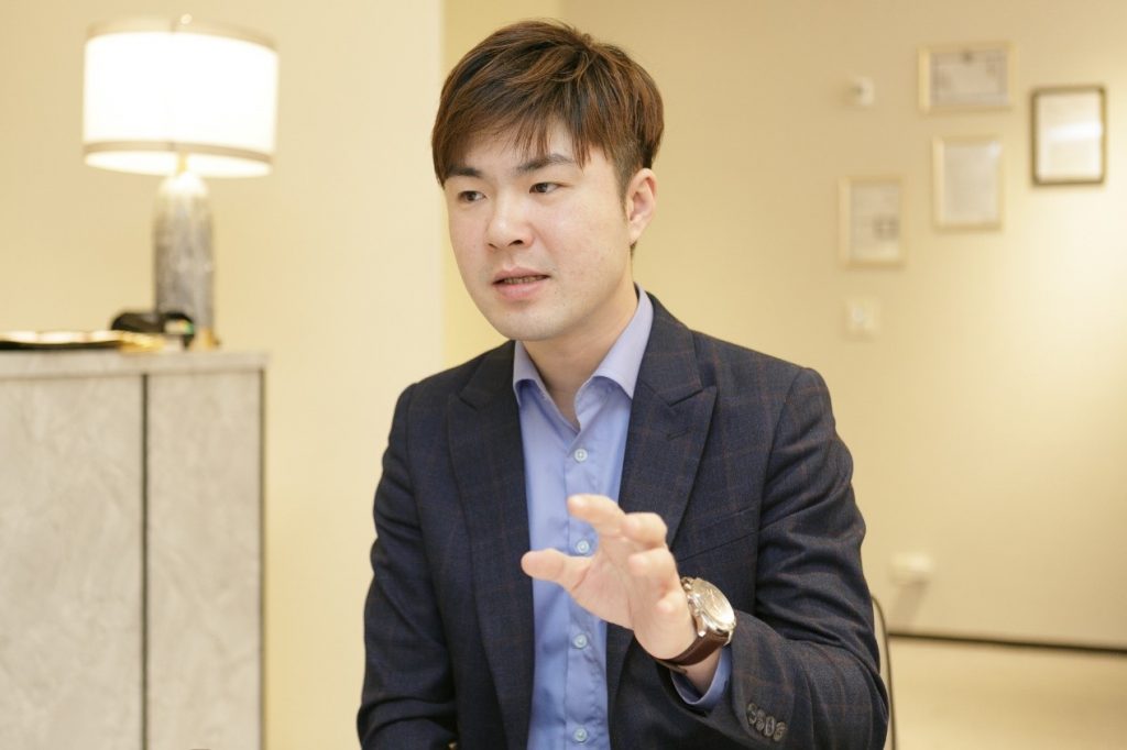 專案經理林鈺浩表示,太陽帝國位於中和區精華地段,交通與生活條件良好。(圖/中時新聞網攝)