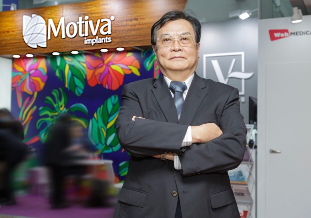 方嘉良醫師執行過多次胸部整形失敗後的重手術，建議患者應挑選安全性更高的義乳材質/中時新聞網攝