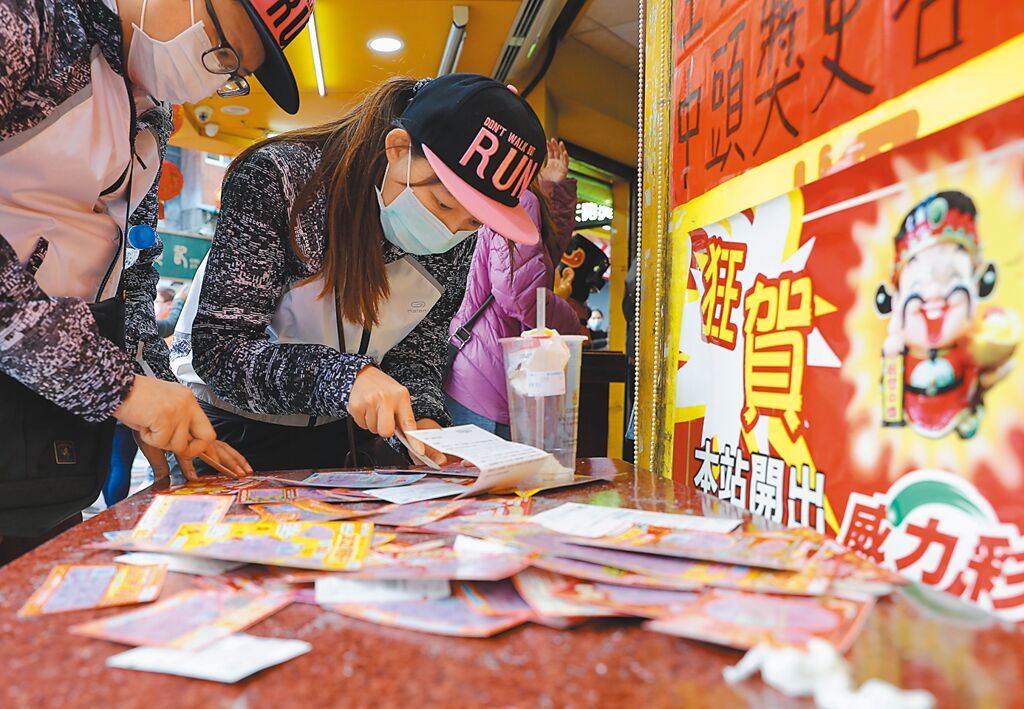 每逢春節期間，彩券行總湧入許多民眾想試試手氣。（示意圖／非本文當事人／中天新聞）