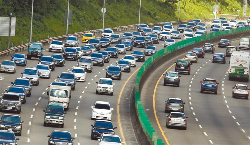 春節假期進入尾聲,高速公路車流由南下改為北上。(資料照)