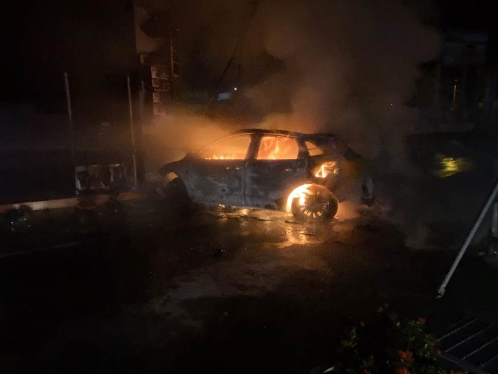 男子24日凌晨開車衝撞加油站加油島,瞬間車輛起火燃燒。(翻攝照片/林瑞益高雄傳真)