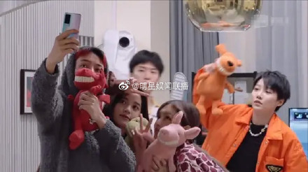 周揚青和歐陽娜娜上同個節目。(圖/翻攝微博)