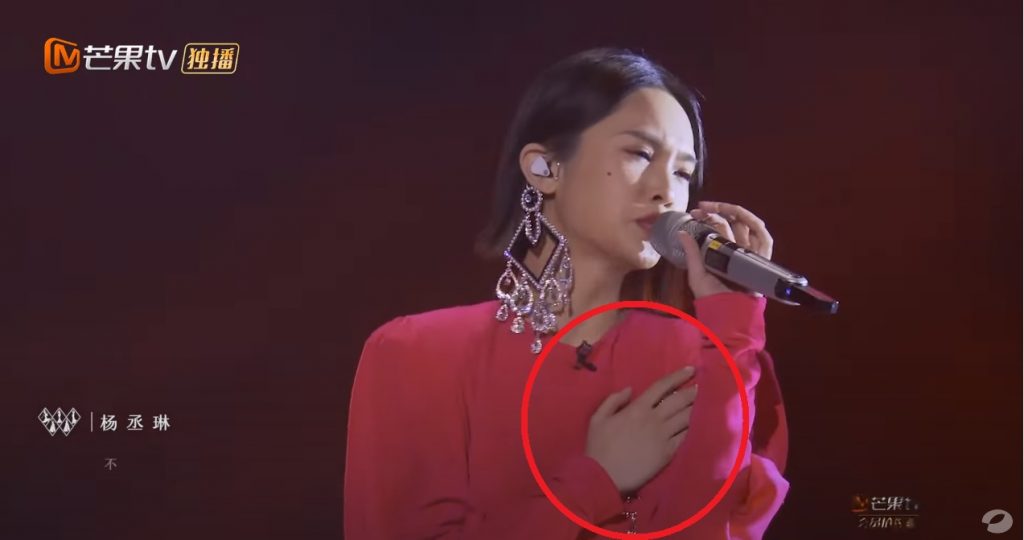 楊丞琳耳環掉落,臨危不亂演唱, 鏡頭角度順勢遮擋 ,不仔細看,還不知她耳環掉落!(圖/翻攝 湖南衛視芒果TV官方頻道 China HunanTV Official Channel )