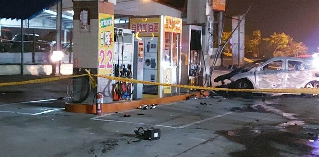 男子24日凌晨開車衝撞加油站加油島,逃生不及,轎車燒成只剩車架。(翻攝照片/林瑞益高雄傳真)