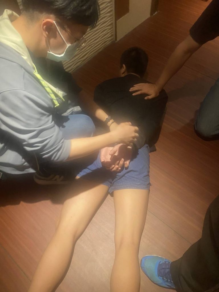陳姓主嫌於屏東一家汽車旅館被警方逮捕。(圖/採訪中心)