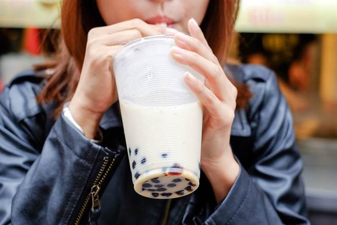 人手一杯奶茶(圖/中時)