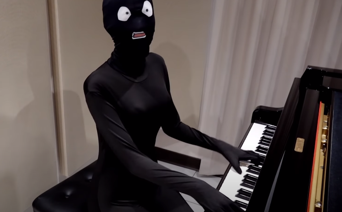 Pan Piano扮演名偵探柯南裡的兇手 。(圖片來源/截自Pan Piano影片)
