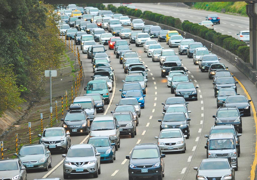 ▲連假首日就「塞到紫爆」！國道6路段車流近乎停滯。（圖／中天新聞）