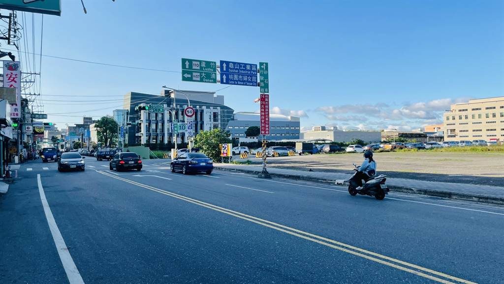 桃園市76歲蔡姓阿嬤21日早上9時50分許,沿著桃鶯路往鶯歌方向騎乘,與同向的聯結車發生碰撞,阿嬤當場頭部破裂、明顯死亡。(圖/翻攝自中時)