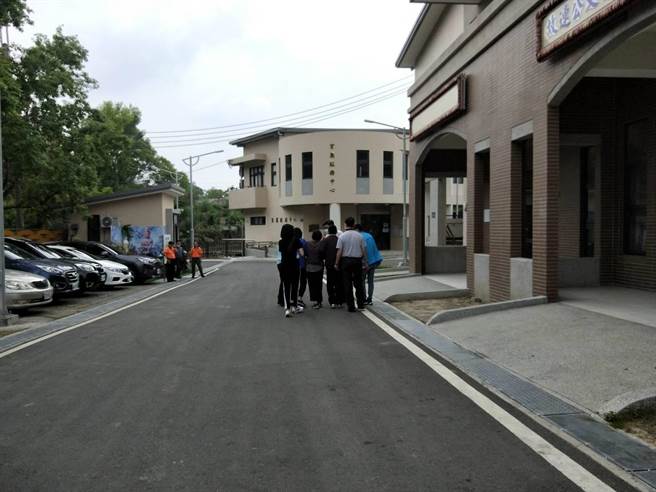家屬前往東勢殯儀館認屍,悲痛欲絕(圖/中天)