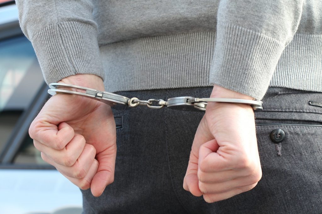 中央流行疫情指揮中心指揮官陳時中6日表示,失聯移工不會因為打疫苗而被捕,但新竹縣一位菲律賓籍失聯女移工7日前往新豐鄉衛生所施打BNT疫苗,因為拿不出身分證件,女移工與醫護人員發生爭執,警方獲報後到場仍將她逮捕。(圖/示意圖/翻攝自Pixabay)