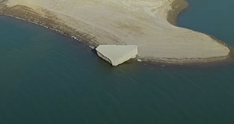 烏山頭水庫空拍意外看到「石鋼琴」（圖／翻攝自YouTube）