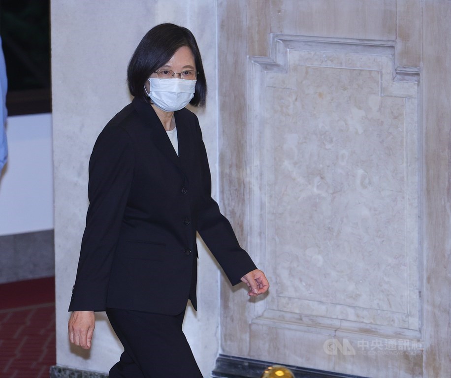 總統蔡英文13日晚間在總統府敞廳舉行記者會,針對近期國內外疫情局勢及政府防疫部署現況,公開發表談話。(圖/翻攝自中央社)