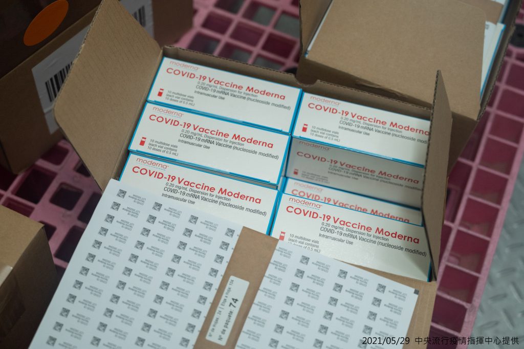 首批Moderna疫苗15萬劑已於5月28日抵達台灣，完成通關程序後，運送至指定冷儲物流中心進行後續檢驗封緘作業。 (中央流行疫情指揮中心提供)