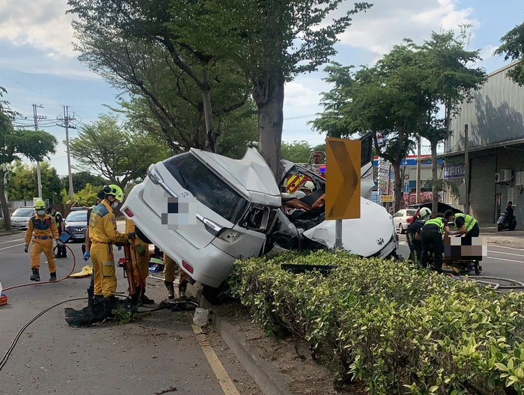 台中自撞車禍。(圖/翻攝自記者爆料網)